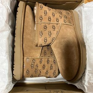 Classic mini embossed logo UGG NWT